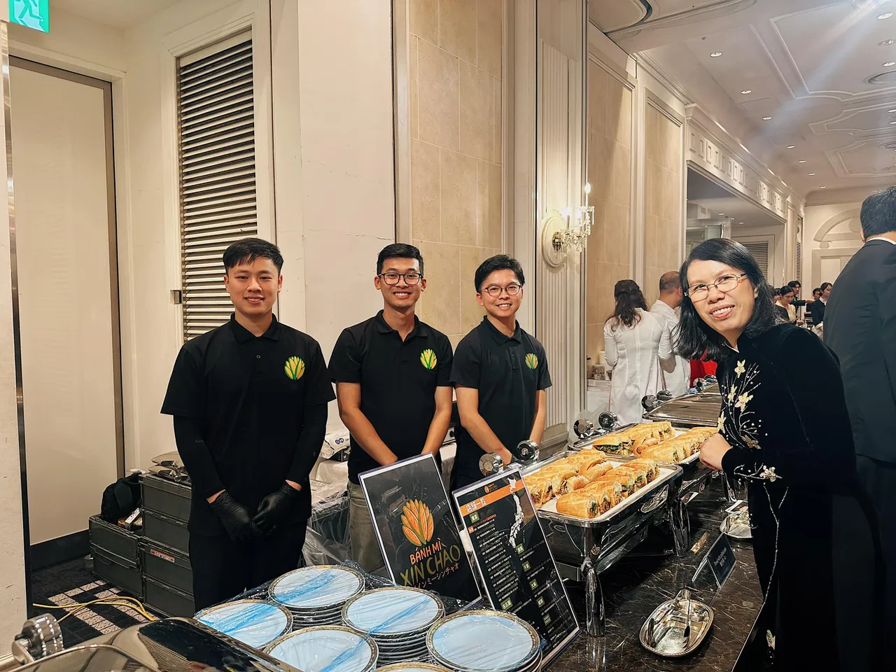 Guests came to enjoy banh mi. Photo: Quy Dang﻿