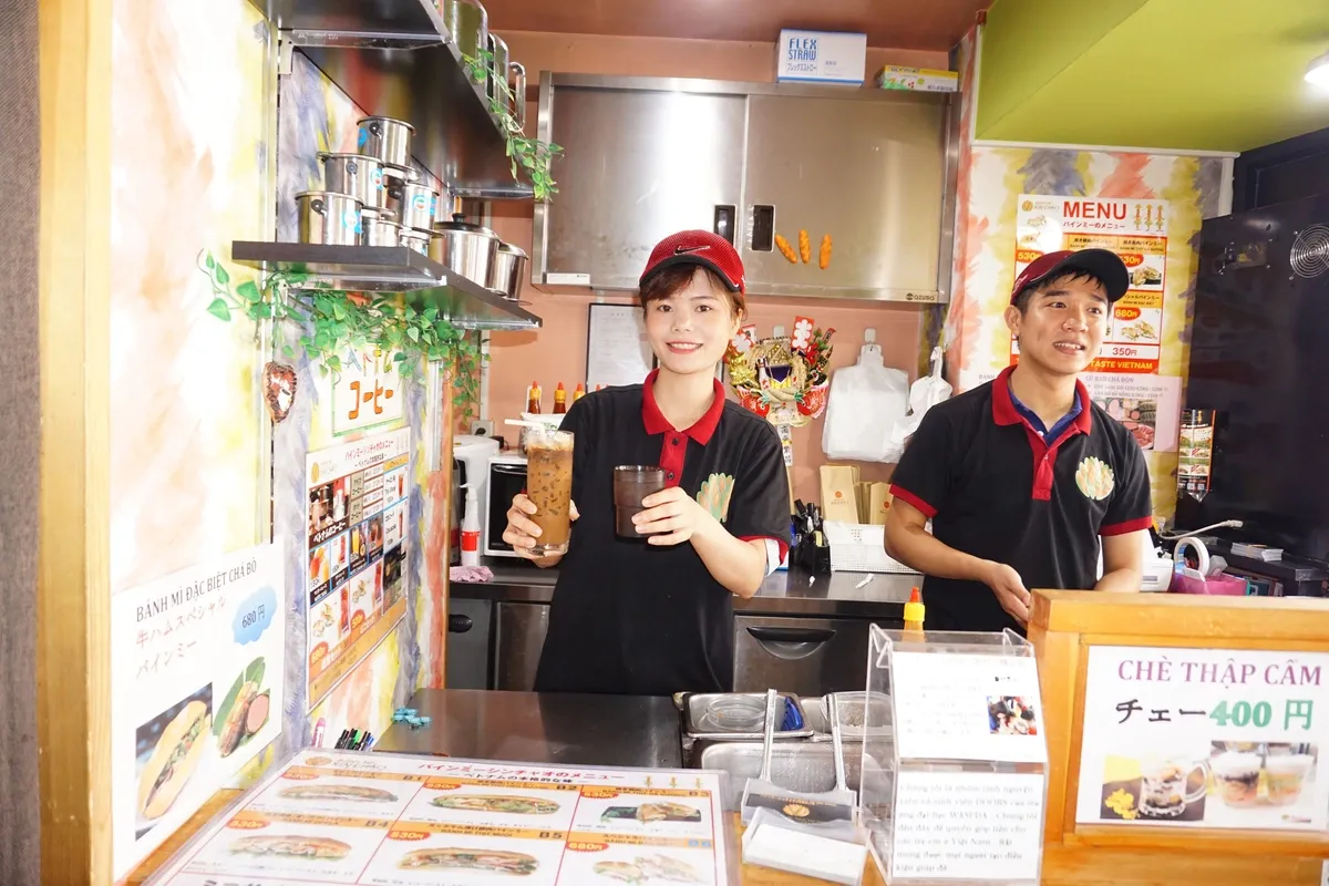 ブイ・タン・タムさん（右）と妻がBMXC高田馬場店でパンを作っている様子。写真：CONG NHAT - TUOI TRE新聞