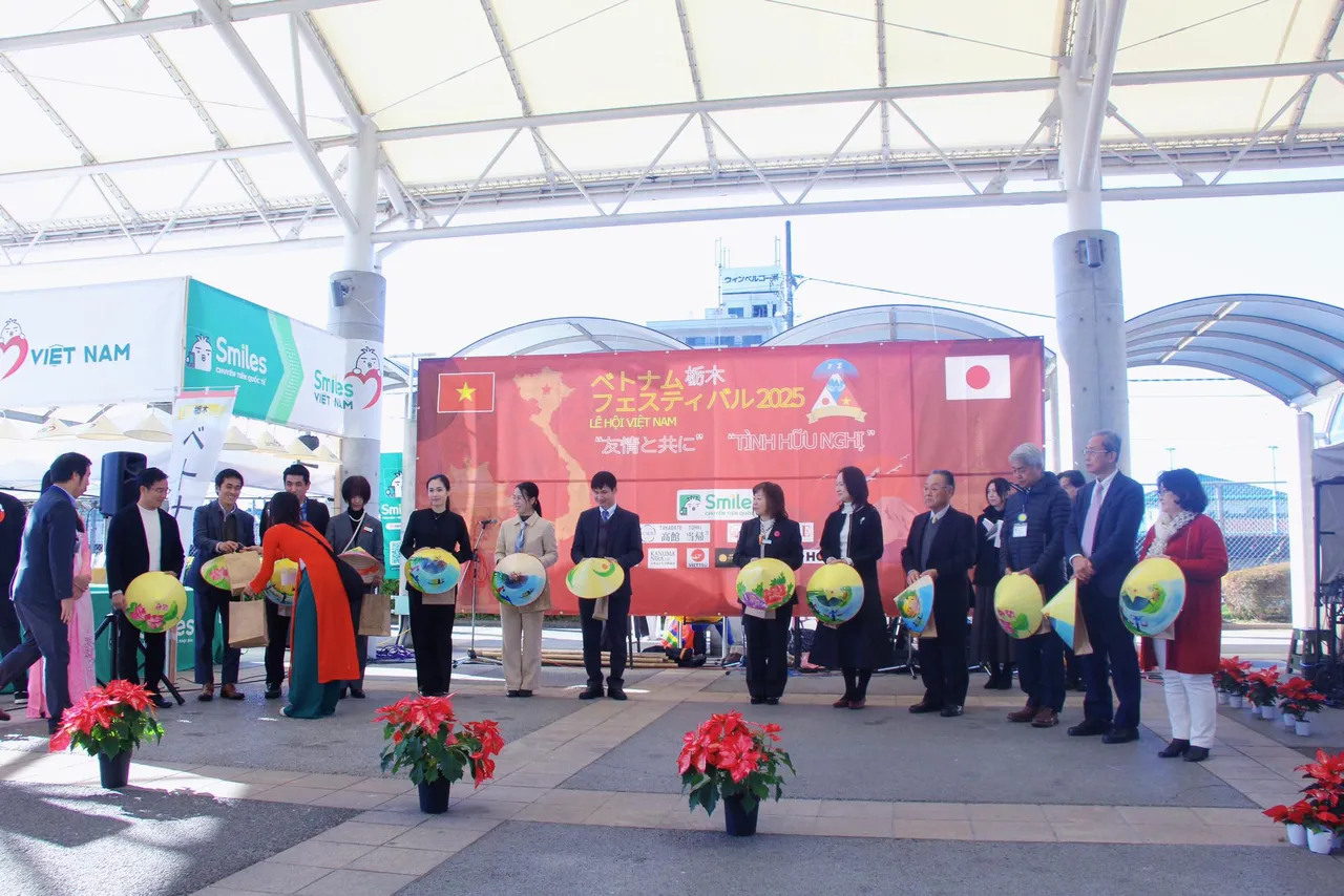 Mr. Bui Thanh Tam (second from the left) and Mr. Bui Thanh Duy (receiving the gift) are being presented with beautiful and meaningful conical hats by the festival organizers. Source: V-Artists｜Vietnamese Artists in Tokyo