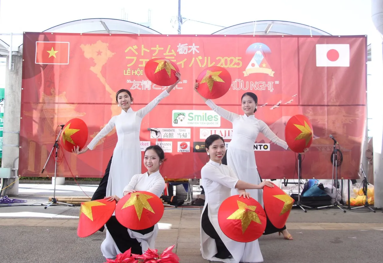 Traditional conical‑hat dance and áo dài performance by artists from V-Artists. Source: VATD | V-Artists Traditional Dance