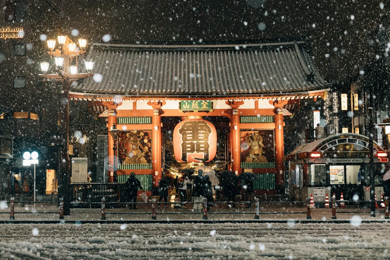 Kaminarimon Gate – the symbol of Sensoji Temple in Asakusa on a snowy night. Photo: William Warby - Unsplash