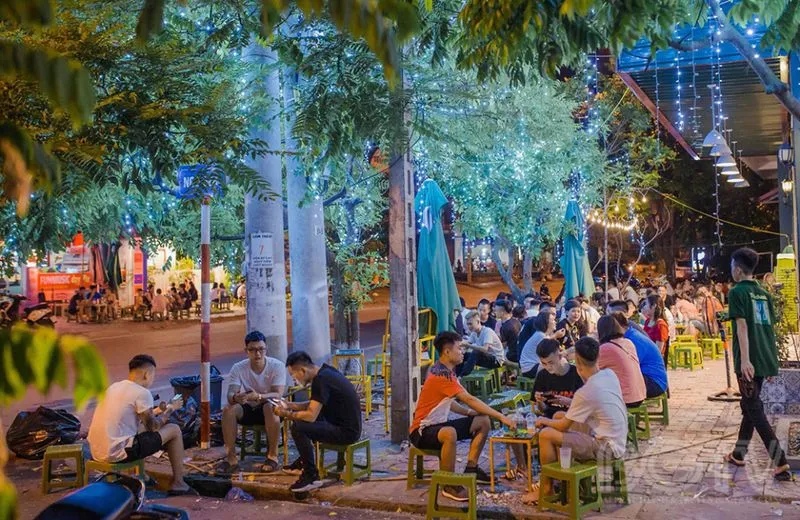 A glimpse of the Northern "lemon tea and chat" sidewalk culture. Source: BGTV