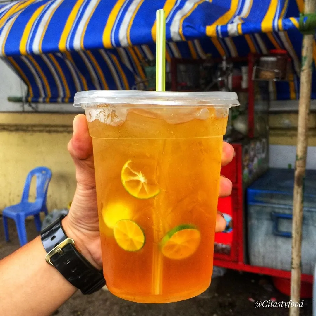 Holding a "giant" kumquat tea in Saigon. Photo: @Cilastyfood