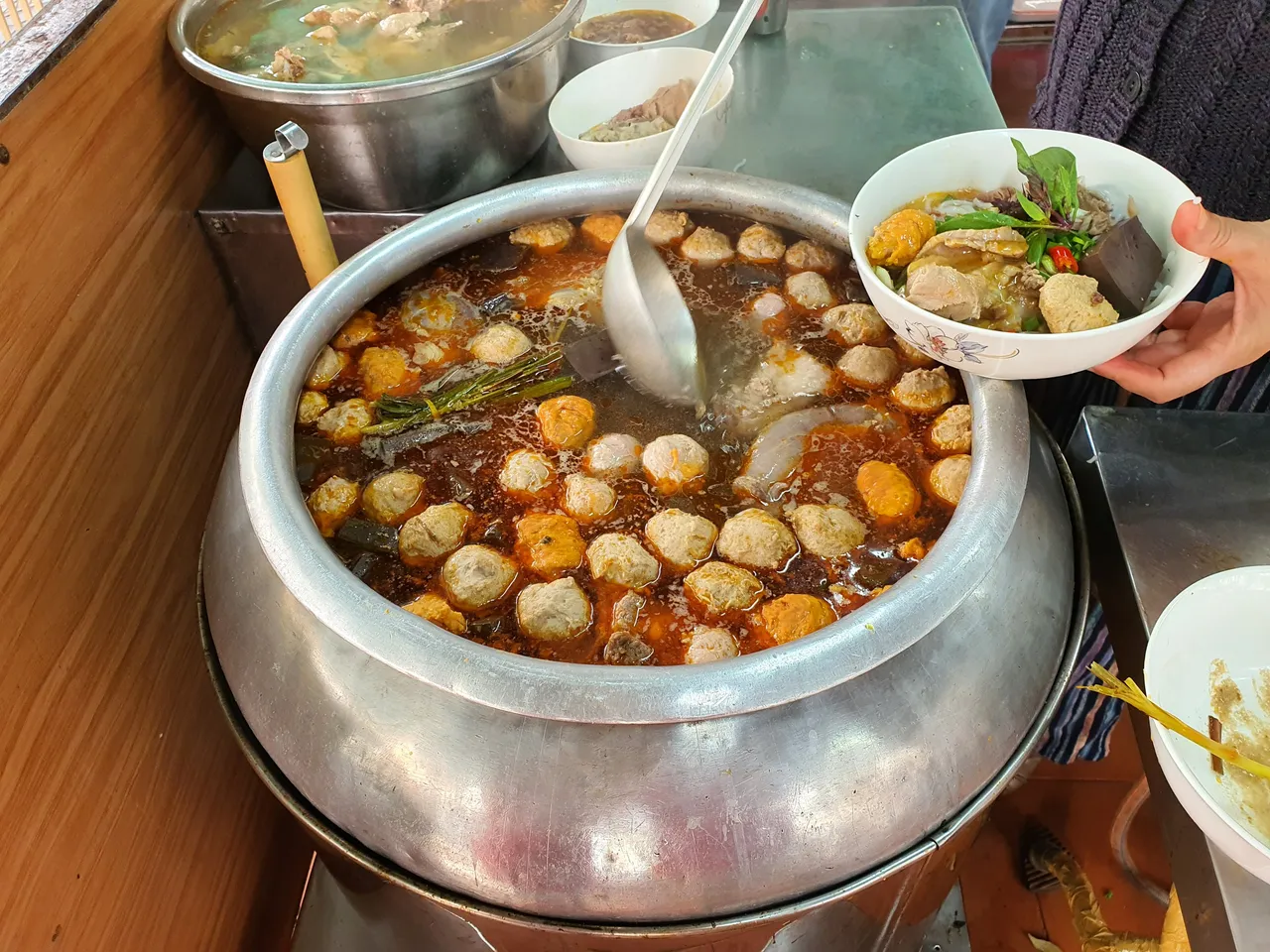 Authentic Bun Bo Hue must be cooked in a characteristic "crab eye" aluminum pot of Hue. Source: Nguoi Lao Dong Newspaper