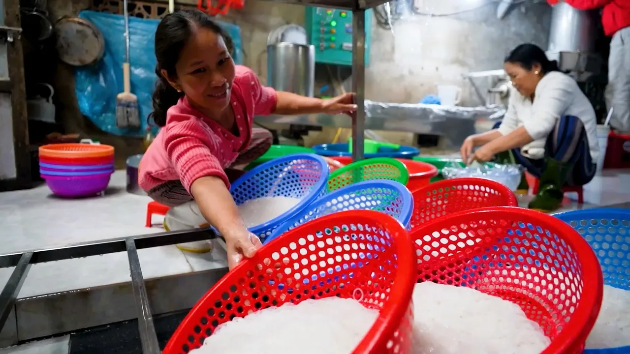 The story of Van Cu noodle village: the secret pot keeping the ancient capital's flavor alive