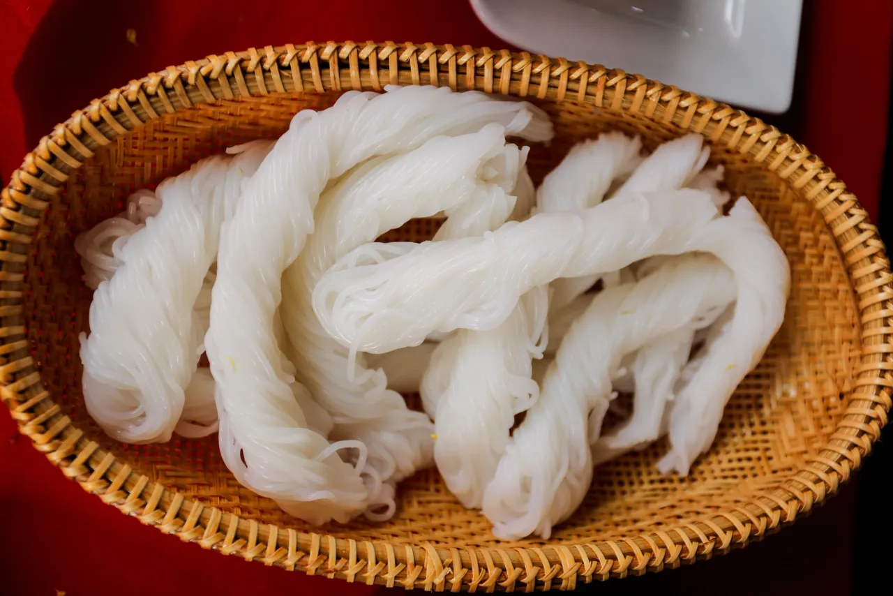 Sợi bún Vân Cù dẻo dai nhờ bí quyết pha bột và dùng muối sống độc đáo. Ảnh: Lê Hoài Nhân - Báo Thanh Niên Online