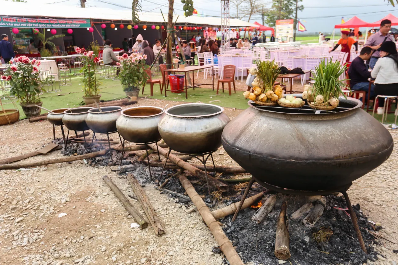 Bộ nồi "mắt cua" nhiều kích cỡ trong lễ đón nhận danh hiệu nghề bún Vân Cù trở thành di sản văn hóa phi vật thể quốc gia. Ảnh: Lê Hoài Nhân - Báo Thanh Niên Online