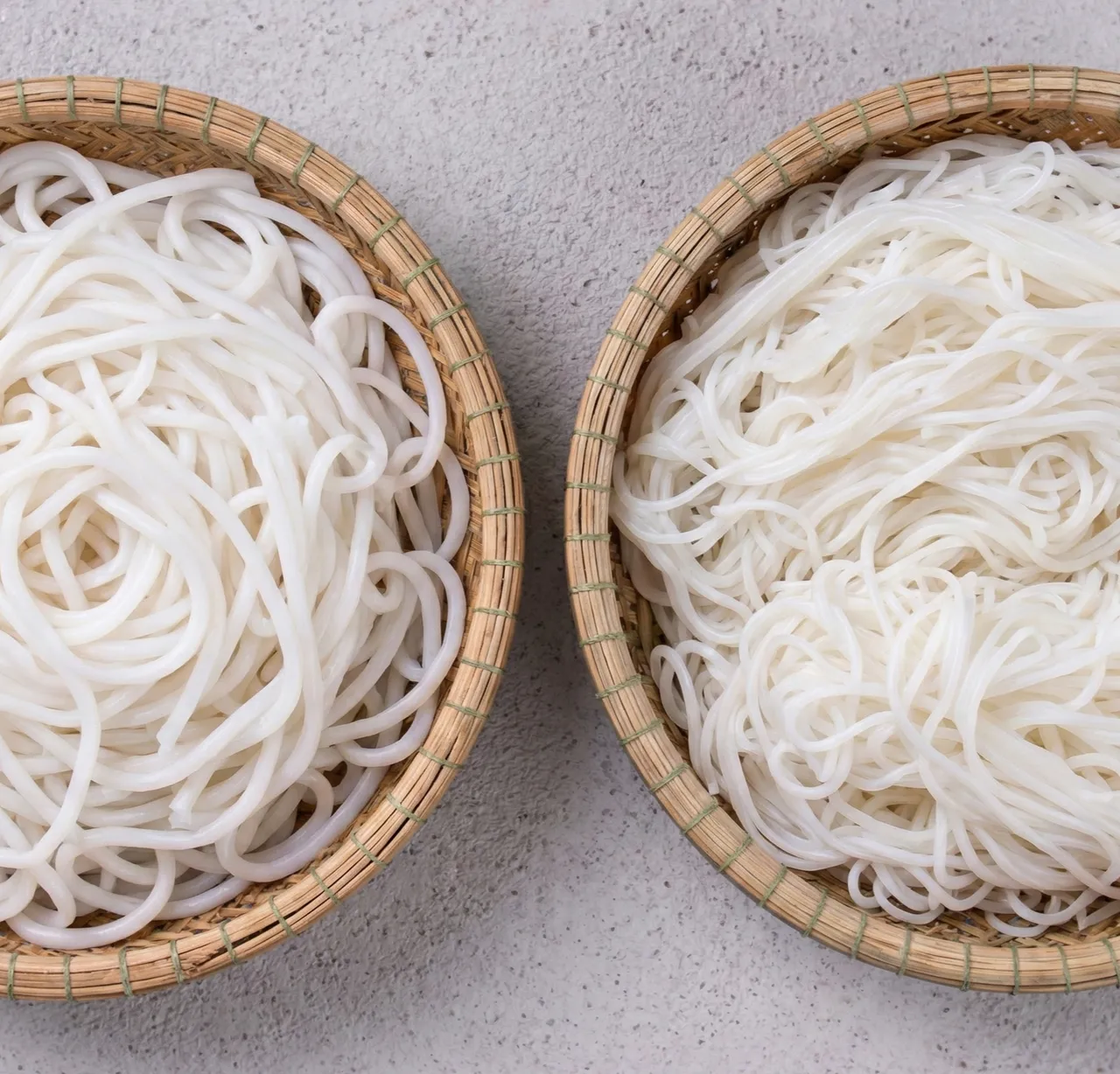 手作りの太麺（左）と機械で作られた細麺（右）の比較イラスト。出典：Gemini