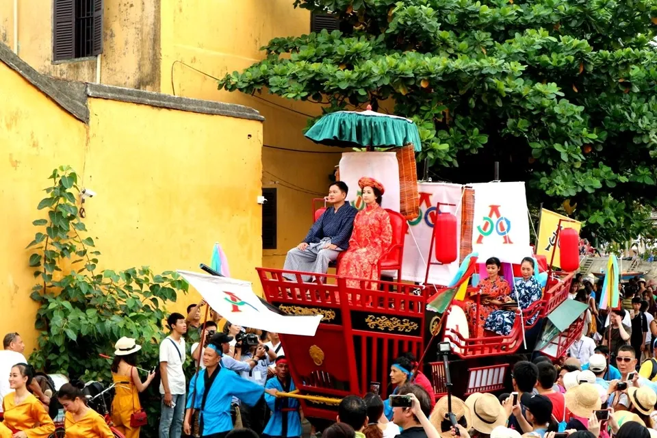 400年前のアニオー姫（ゴック・ホア公女）による「歴史的結婚式」の再現パレード（2018年 第16回ホイアン・日本祭り）。 出典：Dan Tri紙