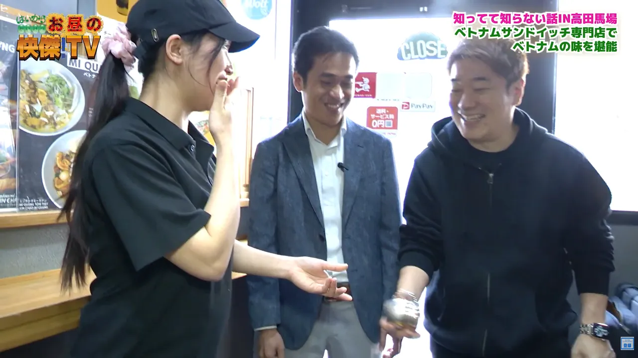 MCによるスタッフへのサプライズマジックショーで、店内は笑顔に包まれました。 出典：番組公式動画よりスクリーンショット