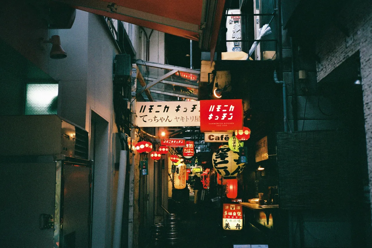 ハモニカ横丁の狭く入り組んだ路地のリアルな風景。写真：Carol Hu - Unsplash