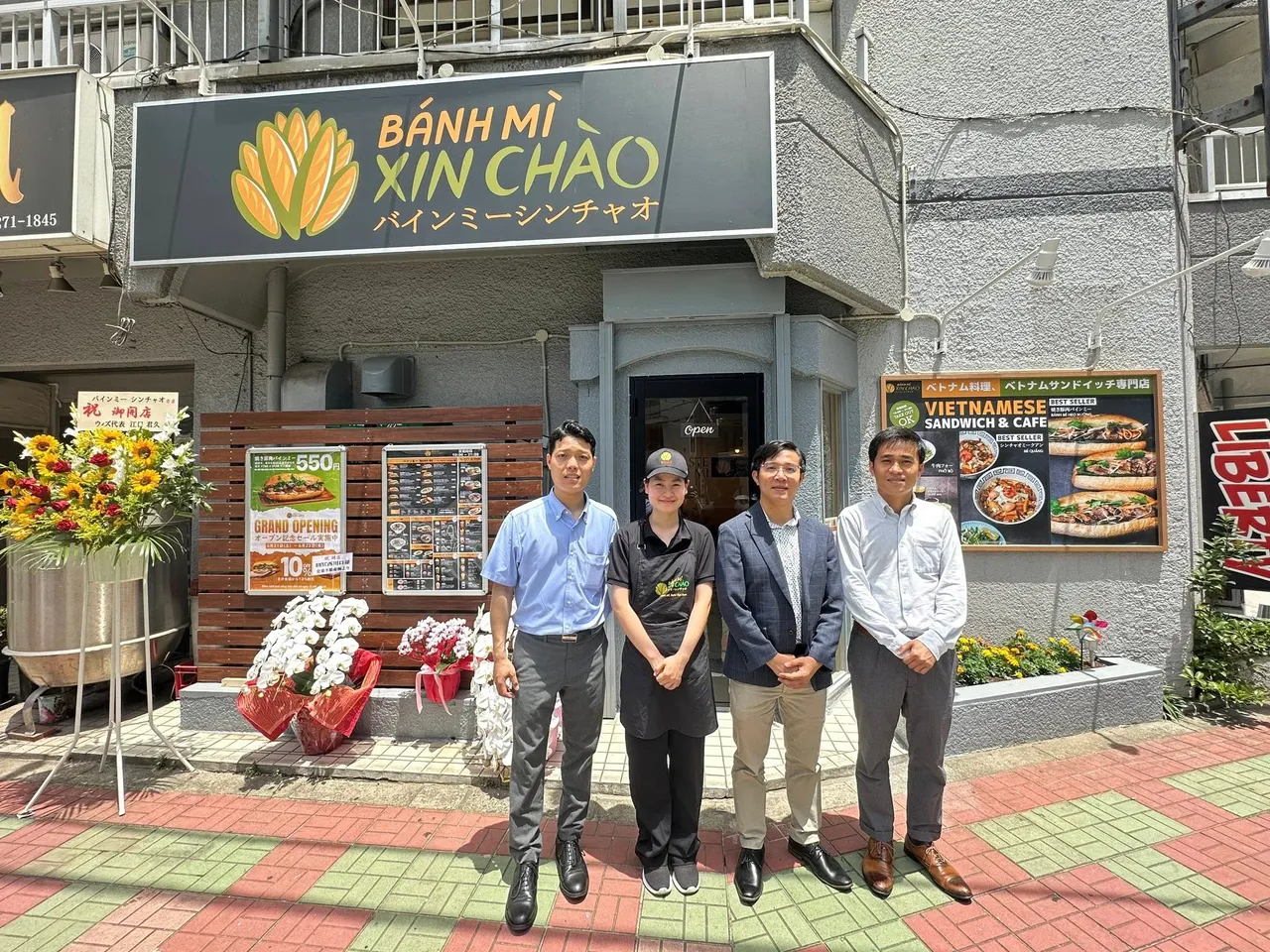 Ảnh bên ngoài cửa hàng