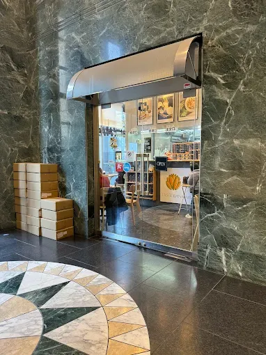 Ảnh bên ngoài cửa hàng